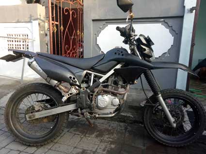 Rent motorbike Bali. Kawasaki klx 150 on getbike.io info