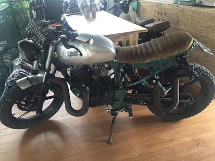 Rent motorbike Bali. Yamaha SCR950 scrambler (with surf rack) on getbike.io info